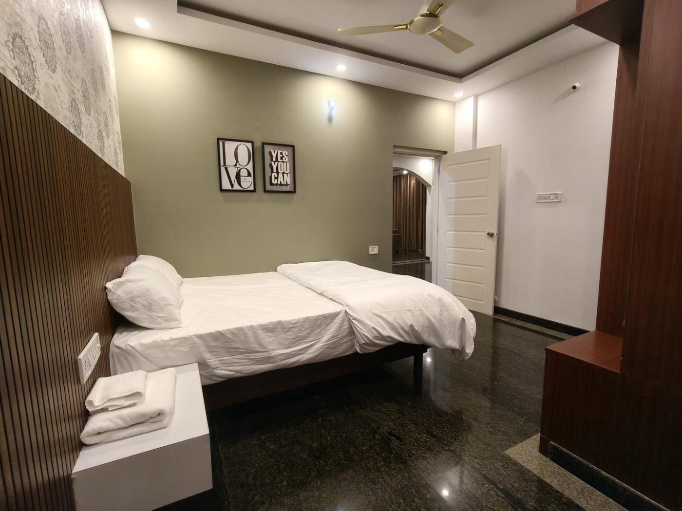 Bedroom with fresh towels